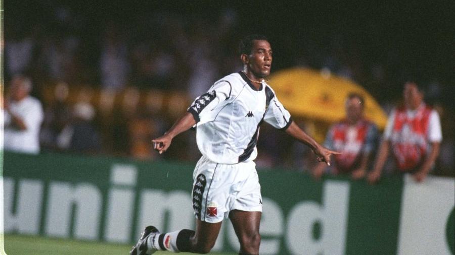 Zezinho comemora seu gol na final do Torneio Rio-São Paulo de 1999 - ORG XMIT