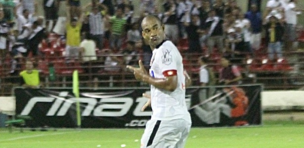 Zagueiro Rodrigo comemora seu gol contra o CRB em Maceió (AL) - Carlos Gregório Júnior / Site oficial do Vasco