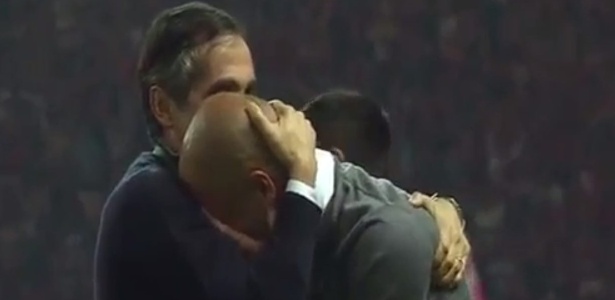 Após título na última partida pelo Bayern, Guardiola caiu no choro na beira do campo - Reprodução