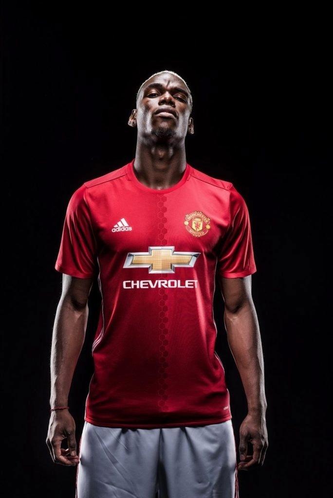 Pogba posa com a camisa do Manchester United