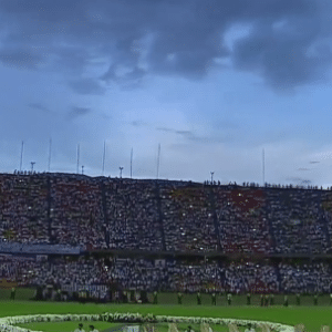 Colombianos lotam estádio em Medellín em homenagem à Chapecoense - Reprodução/TeleMedellín