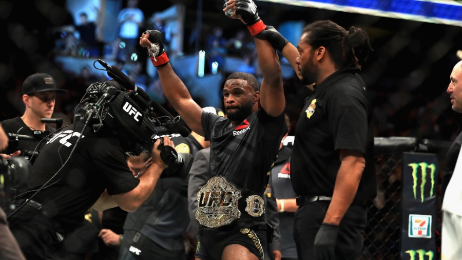 Tyron Woodley comemora vitória sobre Demian Maia em luta válida pelo UFC 214 - Sean M. Haffey/Getty Images