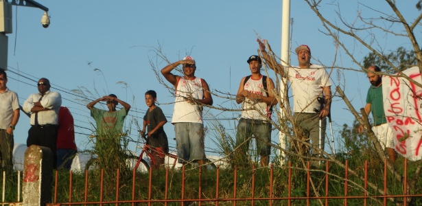 Torcedores do Inter protestam em treinamento no CT do clube em Porto Alegre - Marinho Saldanha/UOL