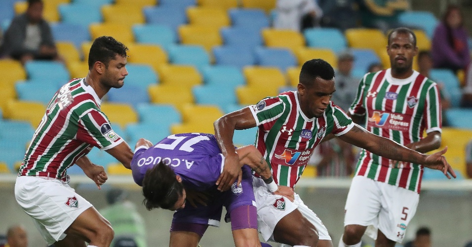 Dum e Digão desarmam Ayrton Cougo no jogo entre Fluminense e Defensor