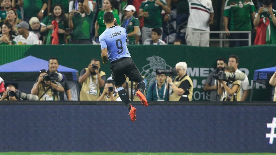 Suárez comemora gol do Uruguai em amistoso contra o México - Bob Levey/AFP
