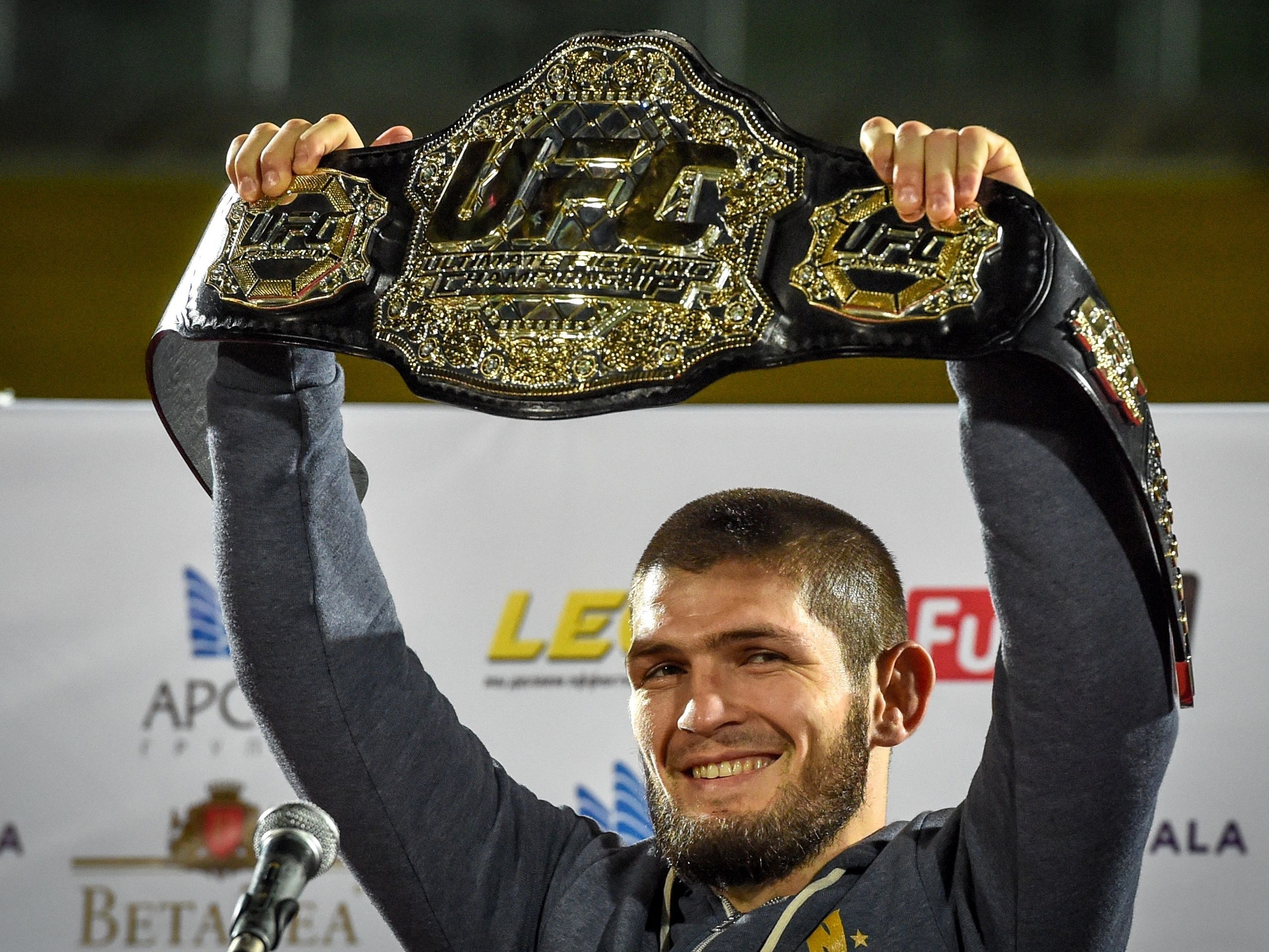 Khabib vence Iaquinta e é o novo campeão peso-leve do UFC