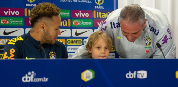 Neymar levou o filho para a entrevista, e até Tite brincou com o garoto - Pedro Martins / MoWA Press