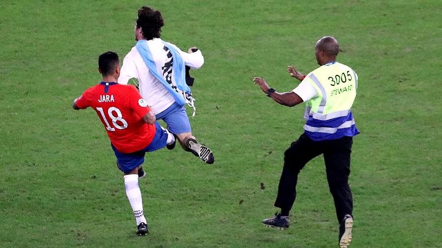 Jara derrubou torcedor que invadiu gramado durante partida entre Chile e Uruguai - REUTERS/Sergio Moraes