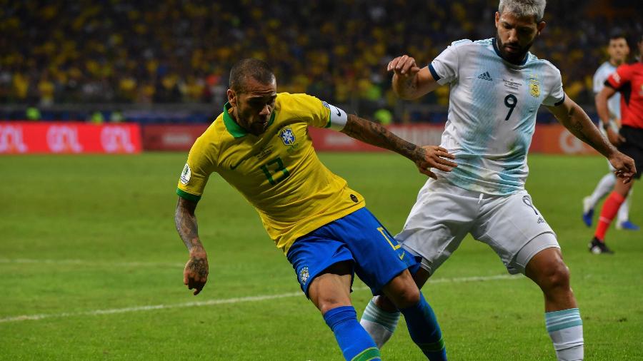 Dani Alves e Sergio Aguero no jogo Brasil x Argentina pelas semifinais da Copa América - Nelson ALMEIDA / AFP