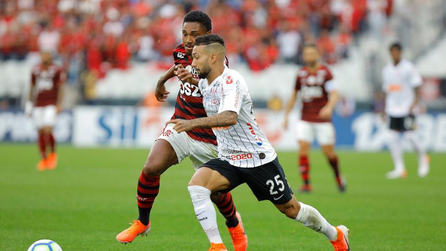 Clayson e Vitinho disputam a bola na partida entre Corinthians e Flamengo pelo Campeonato Brasileiro - Daniel Vorley/AGIF