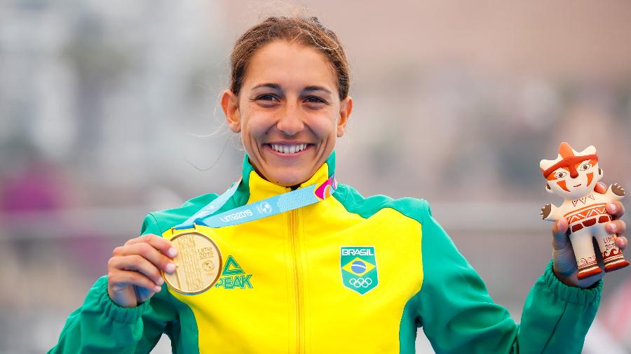 Luisa Baptista com a medalha de ouro do triatlo, a primeira conquistada pelo Brasil no Pan de Lima-2019 - Marcos Brindicci / Lima 2019