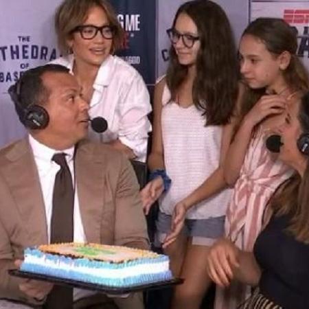 Jenifer Lopez surpreendeu o noivo com bolo de aniversário - Reprodução/ESPN