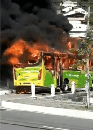 Ônibus foi queimado durante protesto pela morte de jovem que atuava na base do América - Reprodução TV Globo - Reprodução TV Globo