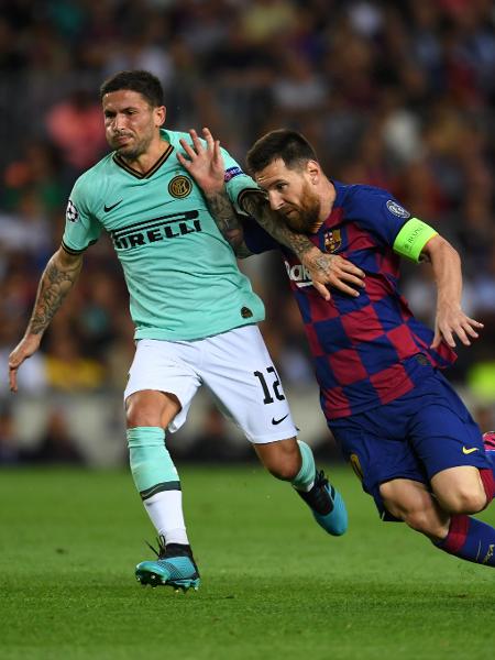 Sensi disputa lance com Messi na partida entre Internazionale e Barcelona pela Liga dos Campeões em outubro - Etsuo Hara/Getty Images