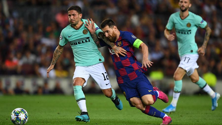 Stefano Sensi marca Lionel Messi na partida entre Internazionale e Barcelona pela Liga dos Campeões - Etsuo Hara/Getty Images