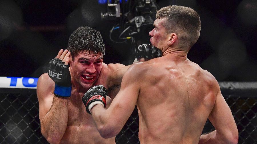 Stephen Thompson acerta Vicente Luque durante luta no UFC 244 - Steven Ryan/Getty Images/AFP