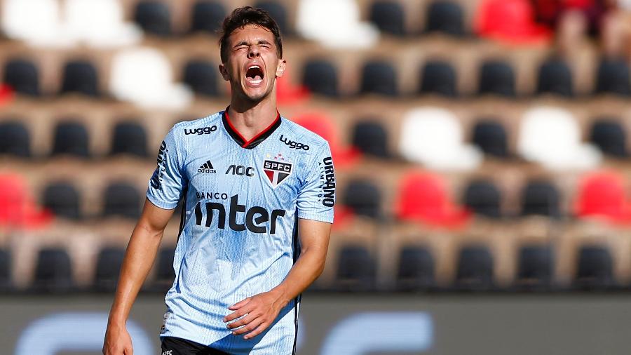 Na outra lateral, o improvisado foi Diego Costa em Botafogo-SP x São Paulo - Thiago Calil/AGIF