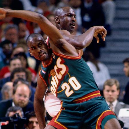 Gary Payton, do Seattle SuperSonics, marca Michael Jordan, do Chicago Bulls, nas finais da NBA de 1996
