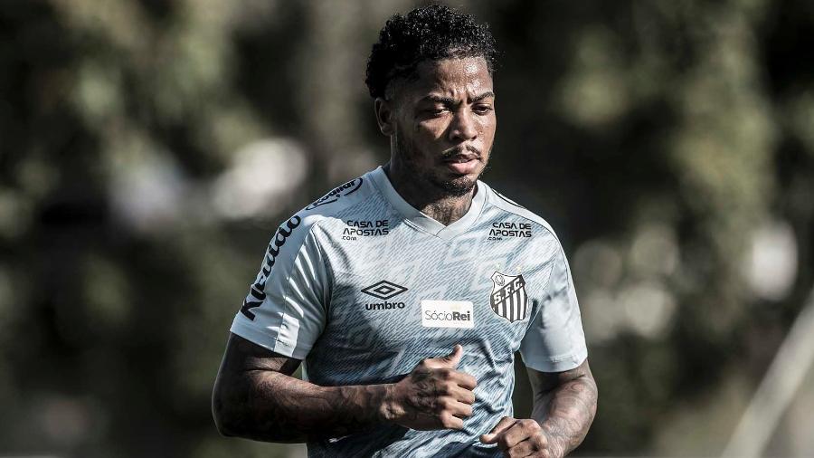 Marinho corre durante treino do Santos no CT Rei Pelé - Ivan Storti/Santos FC