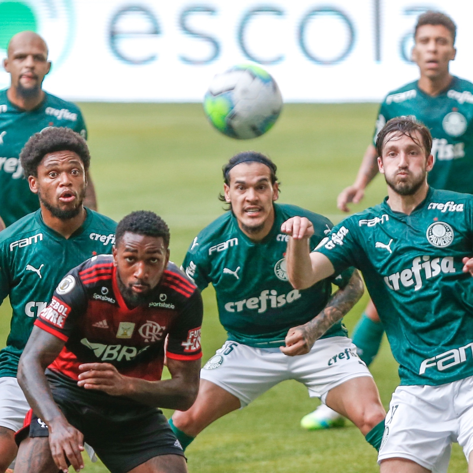 Jogadores de LoL do Flamengo acompanham vitória sobre o Palmeiras