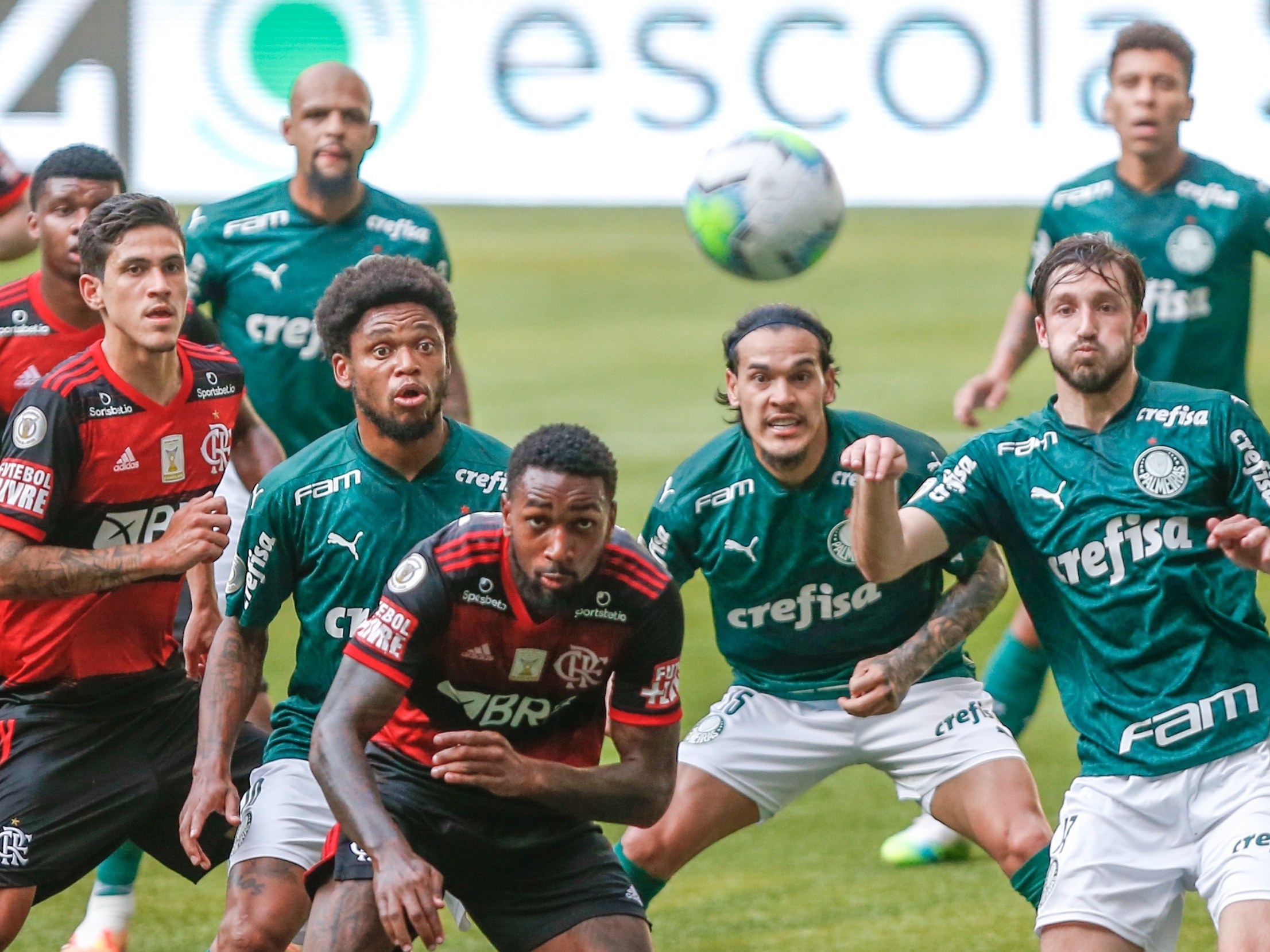 Flamengo vence o Bragantino, volta ao G-4 e mantém briga por título do  Brasileirão - Lance!
