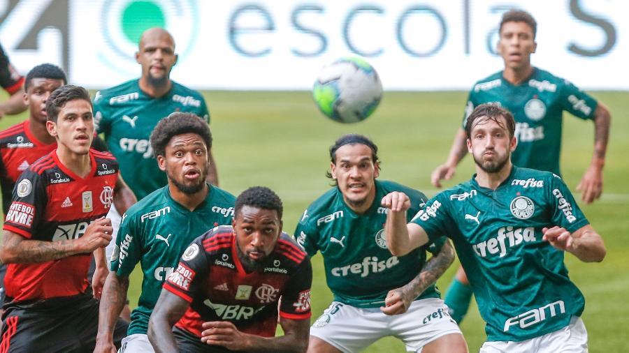 Jogadores do Palmeiras disputam lance com jogadores do Flamengo durante partida do Brasileirão 2020 - Marcello Zambrana/AGIF