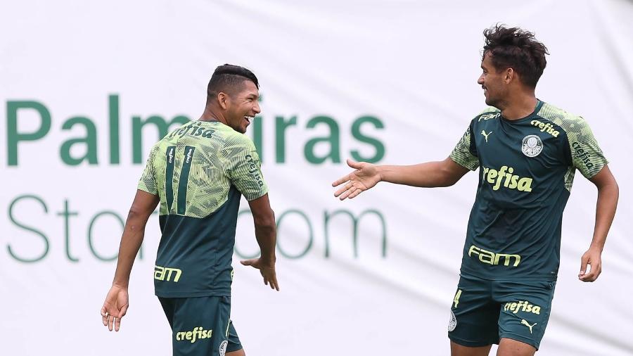 Rony e Gustavo Scarpa, durante treino do Palmeiras na Academia de Futebol - Cesar Greco