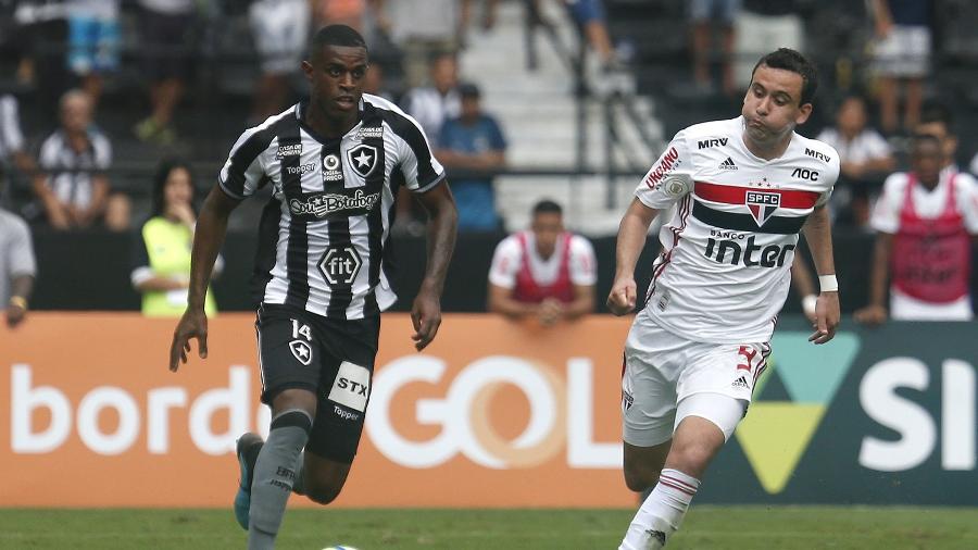 Marcelo Benevenuto, do Botafogo, conduz a bola sob marcação de Pablo, do São Paulo - Vitor Silva/Botafogo