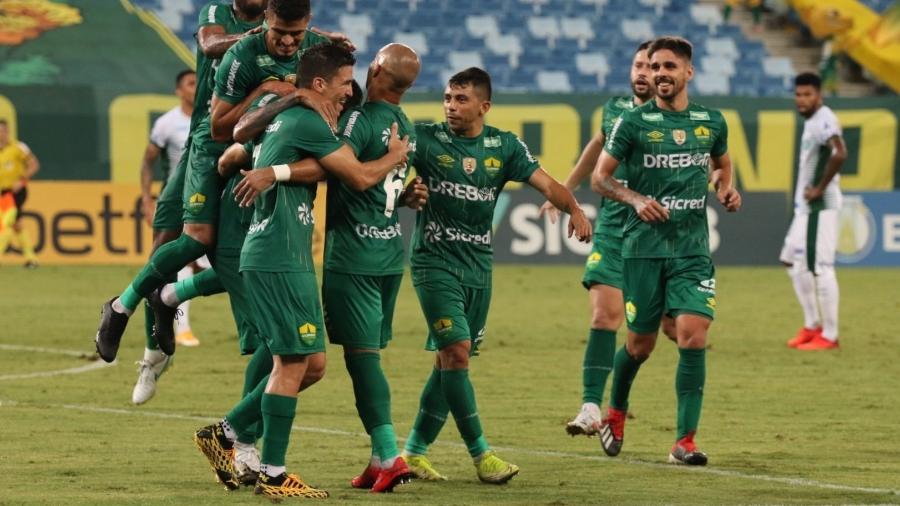 Jogadores do Cuiabá comemoram gol contra o Guarani - Divulgação/AssCom Dourado