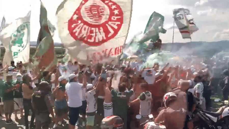 Festa de torcedores do Palmeiras antes do embarque do time para o Rio de Janeiro - Reprodução/Twitter