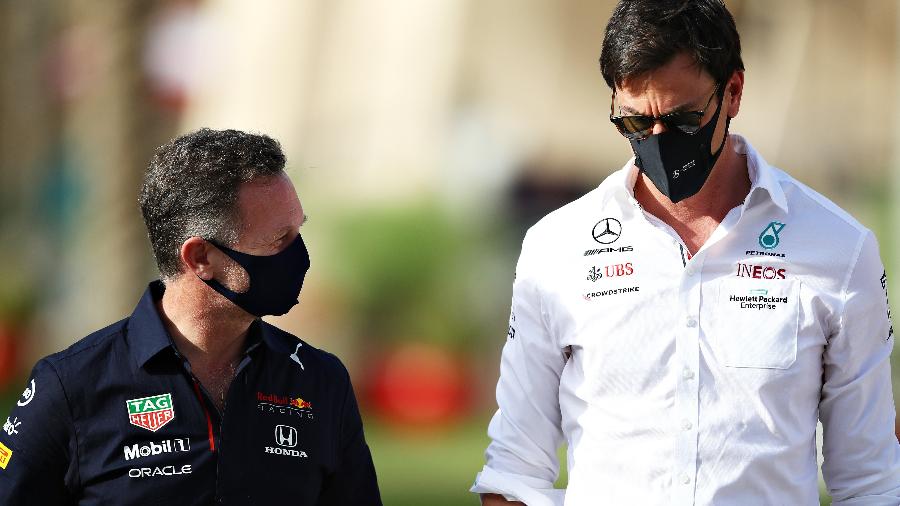 Christian Horner (esq), da Red Bull, e Toto Wolff, da Mercedes, conversam durante o GP do Bahrain - Mark Thompson/Getty Images