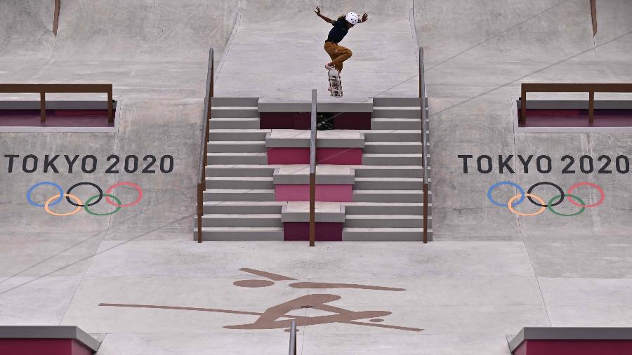Rayssa Leal executa manobra na final do skate street feminino nas Olimpíadas de Tóquio; obstáculos da pista simulam a arquitetura urbana - Jeff PACHOUD / AFP