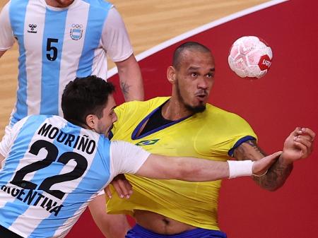 Brasil bate a Argentina por 25 a 23 e segue vivo no handebol - 29/07/2021 -  UOL Olimpíadas