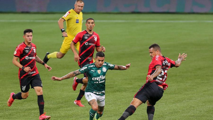 Dudu tenta jogada do Palmeiras diante da marcação do Athletico-PR em jogo do Brasileirão - Marcello Zambrana/AGIF