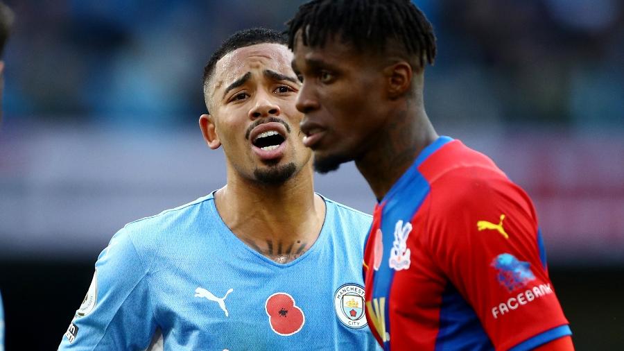 Gabriel Jesus lamenta diante de Wilfried Zaha em partida do Manchester City contra o Crystal Palace - HANNAH MCKAY/REUTERS