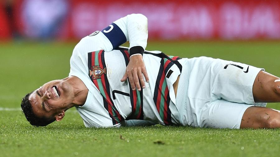 Cristiano Ronaldo reclama após falta sofrida contra a Irlanda pelas Eliminatórias - REUTERS
