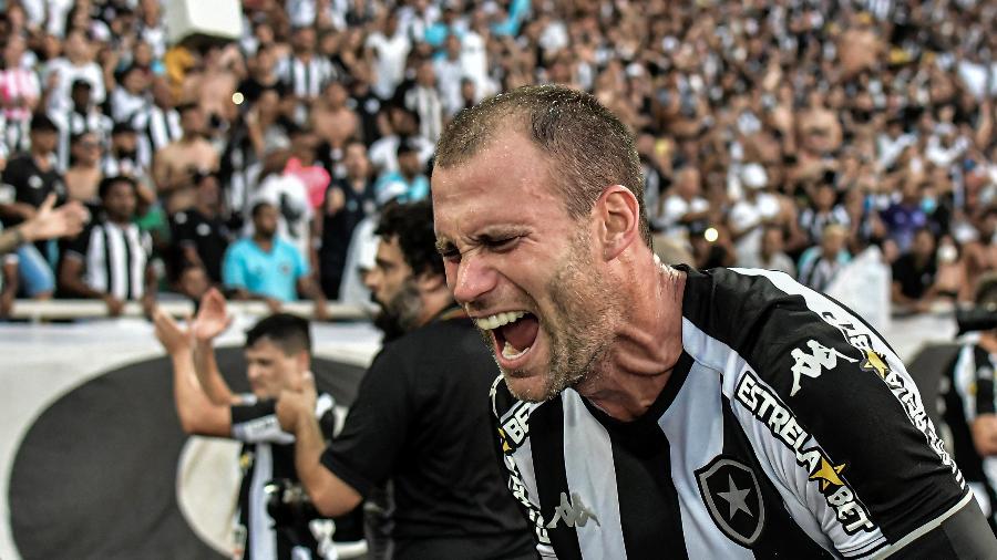 Joel Carli comemora acesso do Botafogo à primeira divisão diante do Operário no estádio Engenhão - THIAGO RIBEIRO/ESTADÃO CONTEÚDO