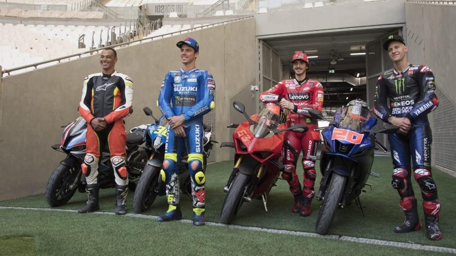 Cafu ao lado dos três primeiros classificados do Mundial de Moto GP no Estádio Lusail - Divulgação