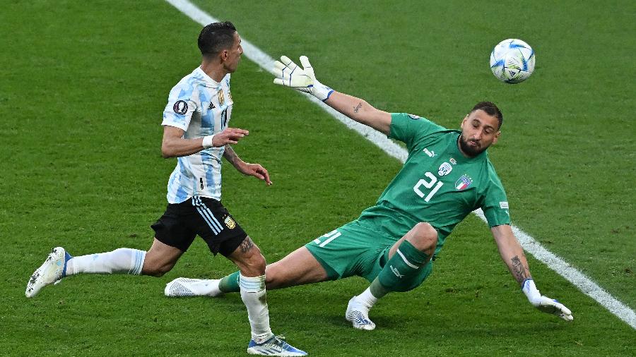 Di María deslocou Donnarumma com categoria e balançou as redes para a Argentina na partida contra a Itália - Ben Stansall / AFP