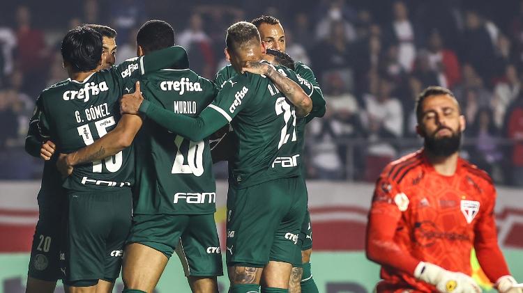 Murilo, jogador do Palmeiras, comemora seu gol contra o São Paulo