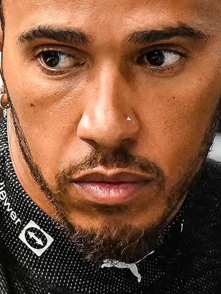 Lewis Hamilton falhou, bateu e ficou apenas em nono no GP de Cingapura - MOHD RASFAN / AFP