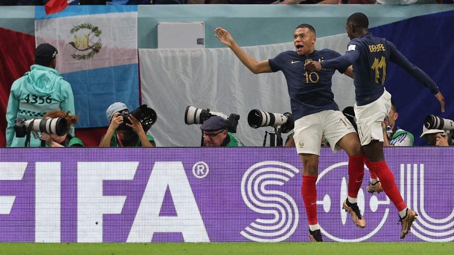 Quem são as pessoas que assistem o jogo da copa viradas de costas - Adrian Dennis/AFP