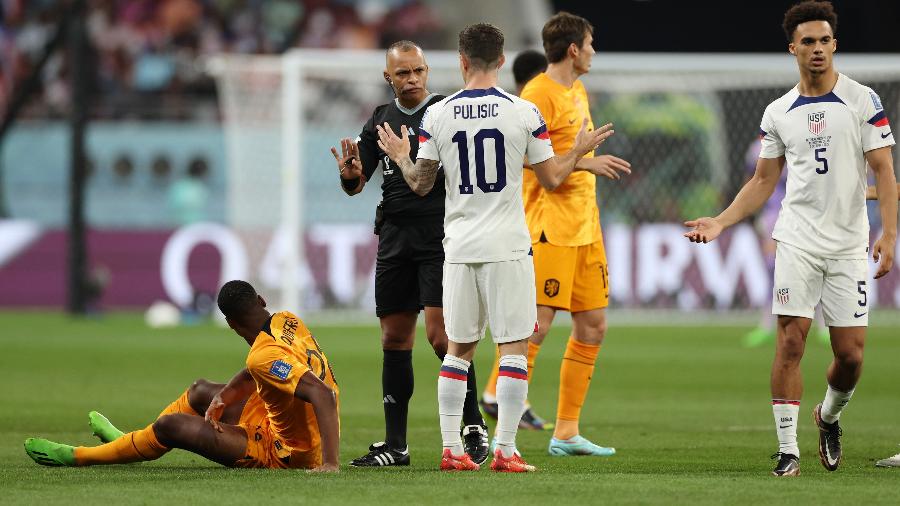 Wilton Pereira Sampaio, árbitro brasileiro, apitou o jogo entre Holanda x EUA pelas oitavas de final da Copa do Mundo do Qatar - Patrick Smith - FIFA/FIFA via Getty Images