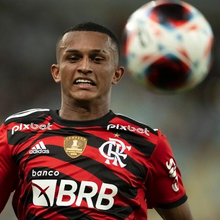 Wesley, lateral do Flamengo, em partida do Campeonato Carioca 2023.