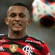 Barcelona desiste de contratar lateral promessa do Flamengo, diz jornal