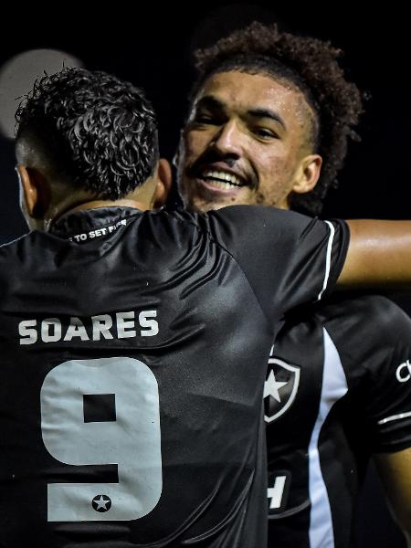 Jogadores do Botafogo comemoram gol sobre o Bangu no Carioca - Thiago Ribeiro/AGIF