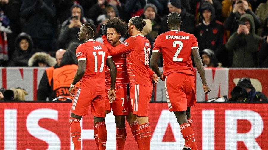 Jogadores do Bayern comemoram gol de Sané contra o PSG - Sebastian Widmann - UEFA/UEFA via Getty Images