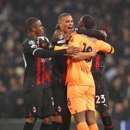 Jogadores do Milan comemoram classificação para as quartas de final da Liga dos Campeões - James Gill - Danehouse/Getty Images