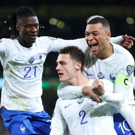 Jogadores da França comemoram gol sobre a Irlanda nas Eliminatórias da Eurocopa - Oisin Keniry/Getty Images