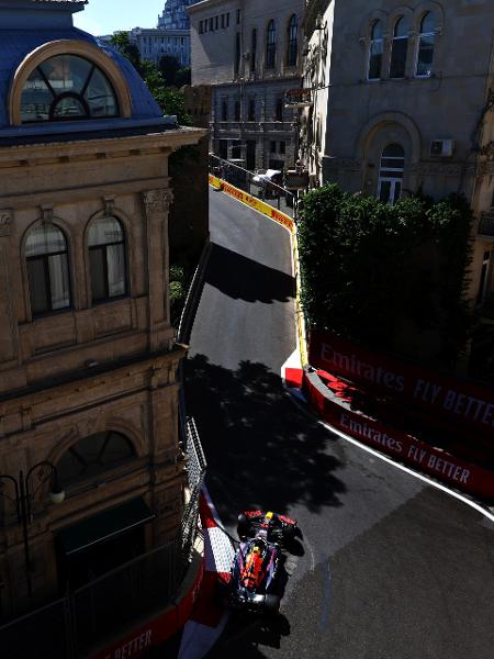 Sergio Pérez em ação na pista de Baku em treino livre em 2022 - Mark Thompson/Getty Images